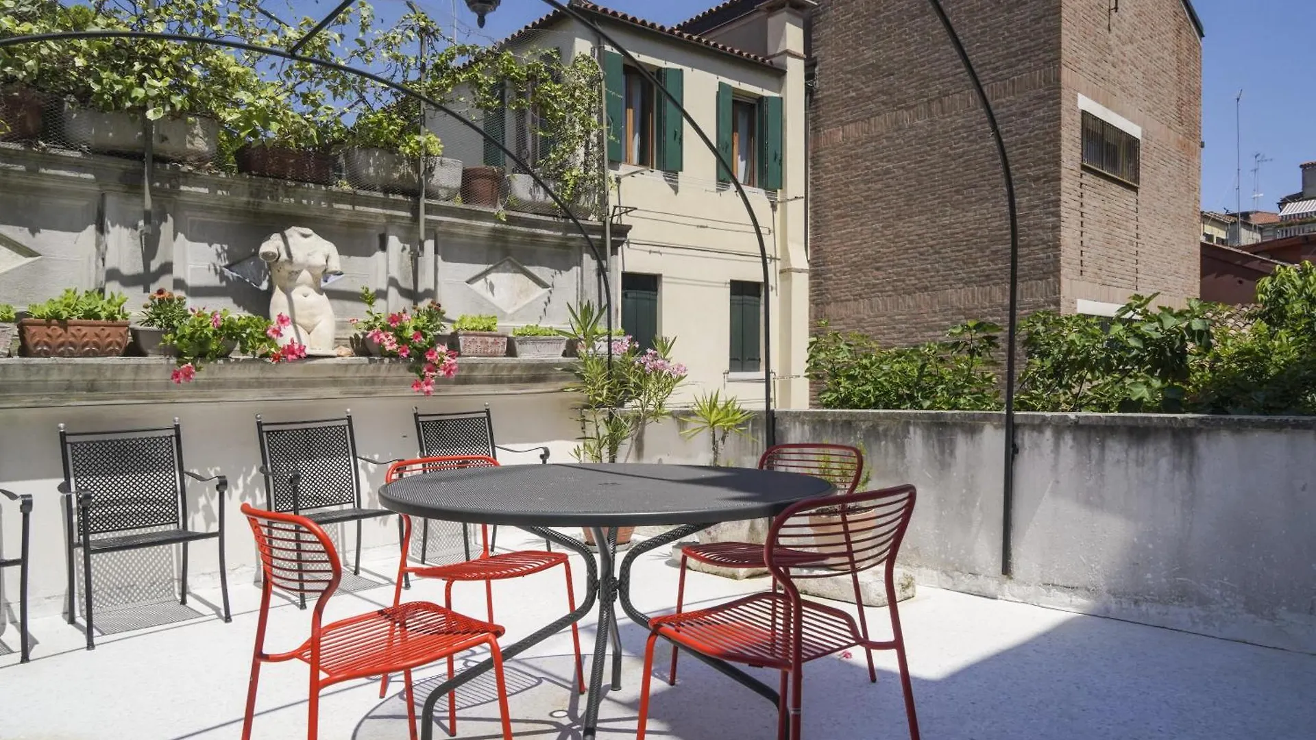Family Apartment With Terrace Venise 0*,  Italie